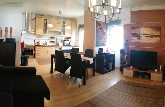 Amora Rainbow's Home em "Lisbon South Bay"