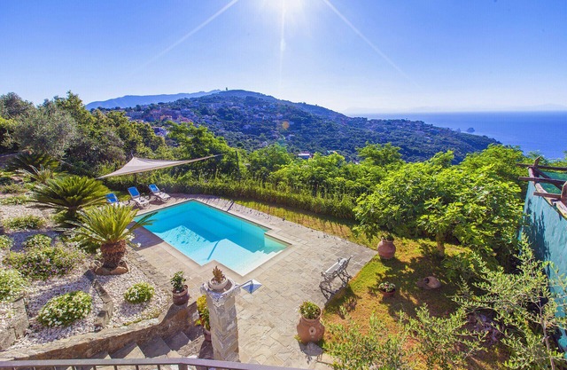 AMORE RENTALS - Villa dei Galli with Private Pool, Sea View, Garden, Parking and Air Conditioning
