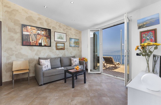 AMORE RENTALS - Casa Augusta B with Private Terrace, Barbecue, Sea View and Parking
