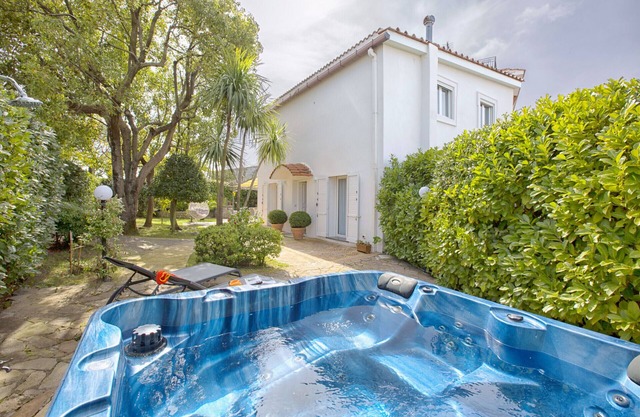 AMORE RENTALS - Resort Ravenna - Villa Dama with Hot Tub, Shared Swimming Pool, Ideal for Events