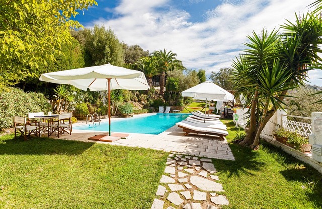 AMORE RENTALS - Villa Pizzo with Swimming Pool, Garden, Sea View and Parking