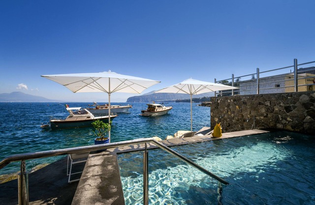 AMORE RENTALS - Villa del Mare with Direct Access to the Sea, Pool, Sea View, Garden and Parking