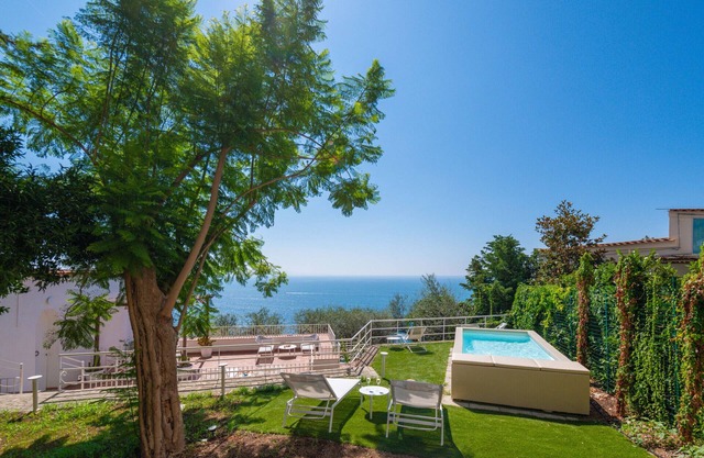 AMORE RENTALS - Villa Jacaranda with Pool and Sea View