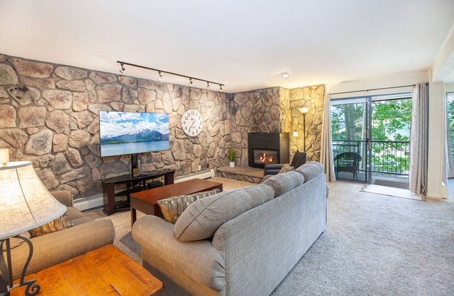 Near 5 Ski resorts! Hot tub, Pool, Lake View