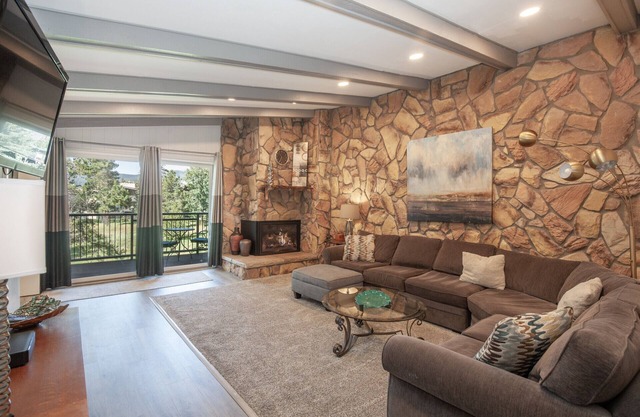 Near 5 Ski Resorts! Hot tub, Pool & Lake
