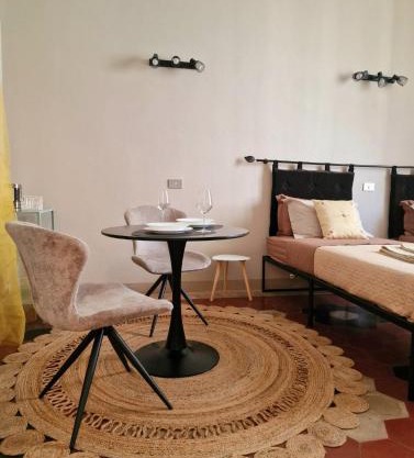 Ampia stanza con bagno privato e zona pranzo