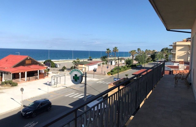 Ampio Appartamento a 20 Metri dal Mare con Ampio Balcone Vista Mare
