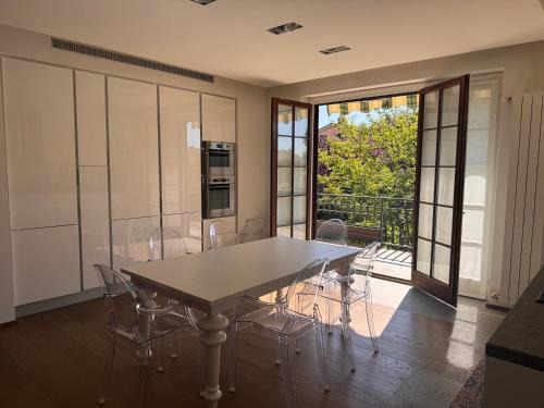 Ampio Appartamento con vista lago, sauna e camino Golf club Margara