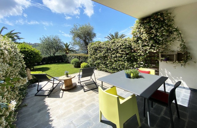 Ampio monolocale con rigoglioso giardino e box auto