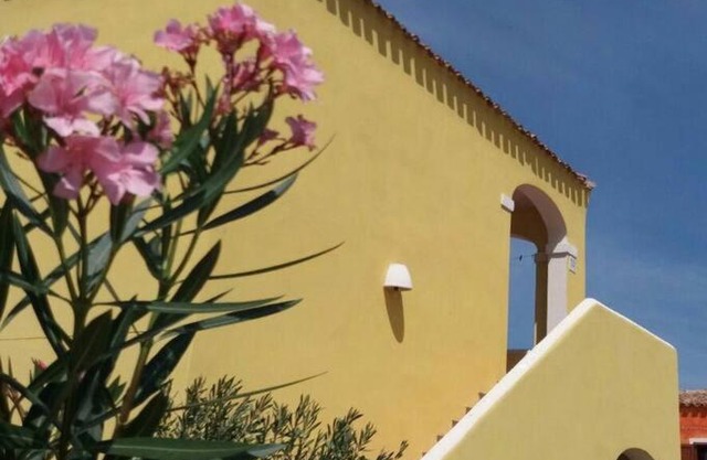 Ampio trilocale climatizzato in Villaggio con piscina estiva 400m dal mare in Gallura
