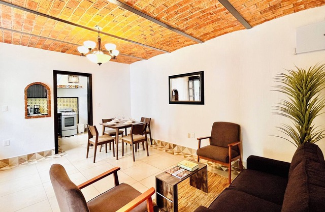 Amplio Departamento Estilo Colonial + Patio Interno + Excelente Ubicación