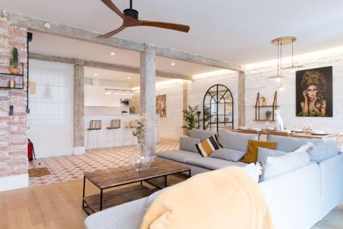 Amplio y moderno apartamento con tarima refrescante by Staynnapartments