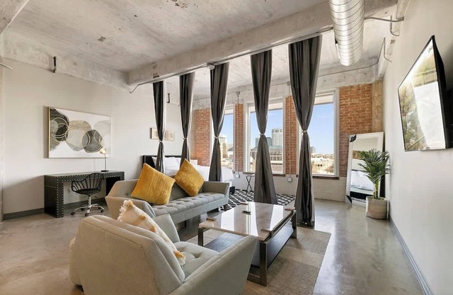 Amyfinehouse | 2BR + Breakfast for 8 Guests +Valet