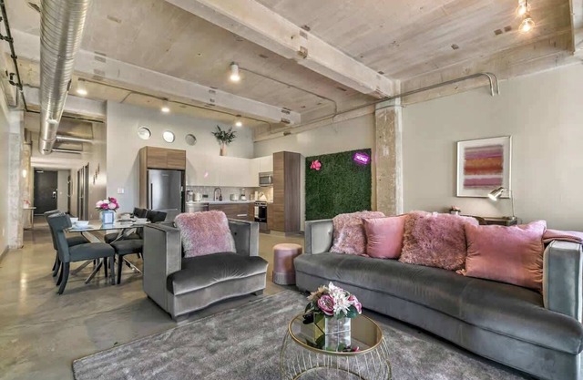 Amyfinehouse | Breakfast+Valet+Modern City Retreat