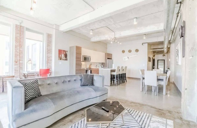 Amyfinehouse | Spacious 3BR + Breakfast for 8 + Valet