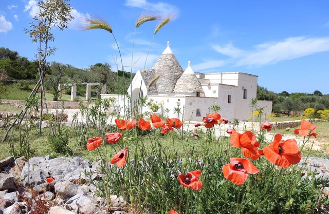 Ein alter Trullo mit Pool eingebettet mit Blick über ein schönes privates Tal