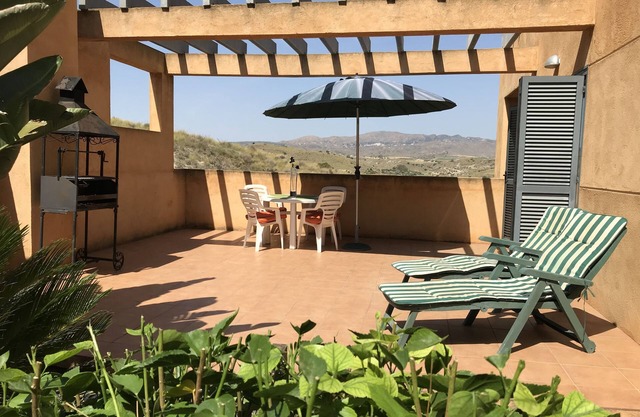 Ein attraktives Apartment mit 2 Schlafzimmern auf einem Golfplatz mit Garten