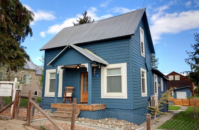 An authentic downtown Roslyn home! Walk everywhere, pets welcome!