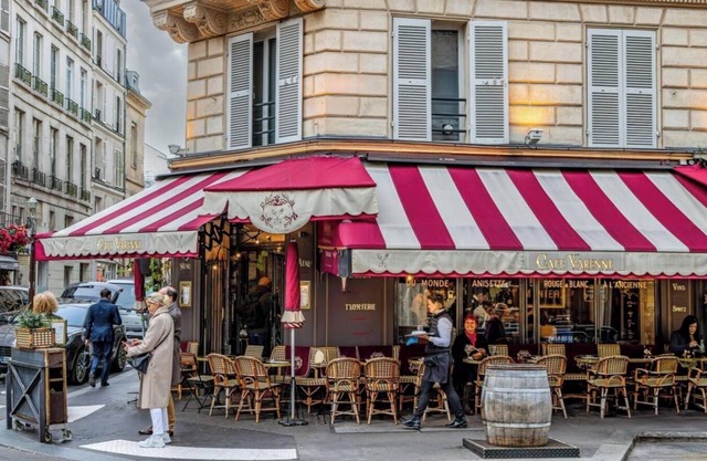 AN ELEGANT BLEND OF LUXURY, COMFORT & CULTURAL HERITAGE IN SAINT-GERMAIN