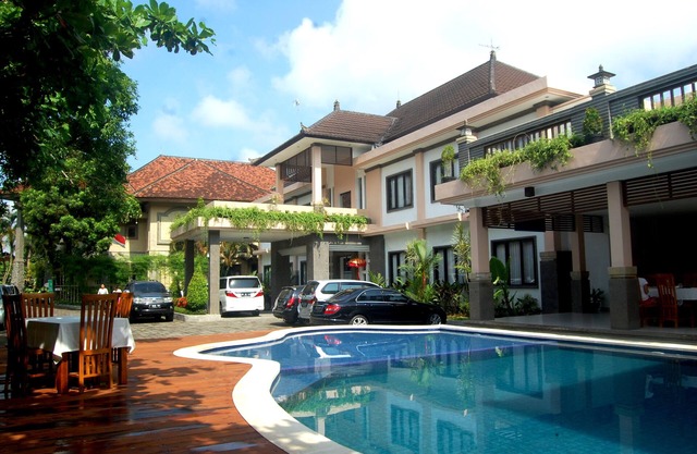 Ein elegantes privates Doppelzimmer im Dhyana Pura City Hotel im Herzen von Bali