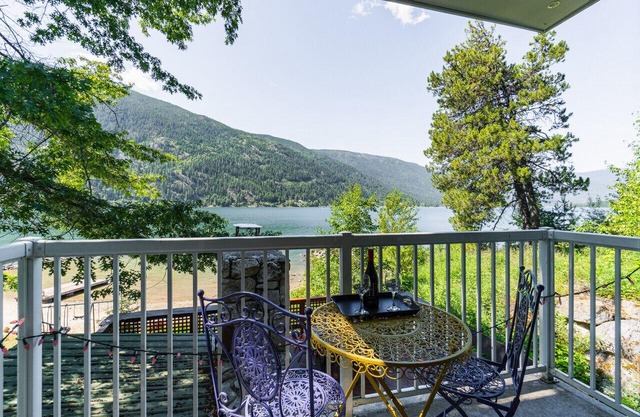 Cali Suite ~ Ein eleganter Rückzugsort mit Blick auf den wunderschönen Kootenay Lake.