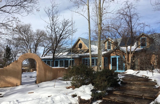 Ein elegantes Taos Adobe unter den Bäumen
