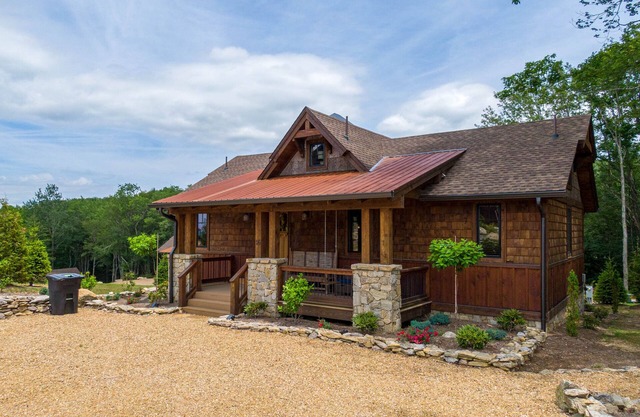 An Escape to Remember - Camp Eagles Nest, pet friendly, hot tub, views, fire pit