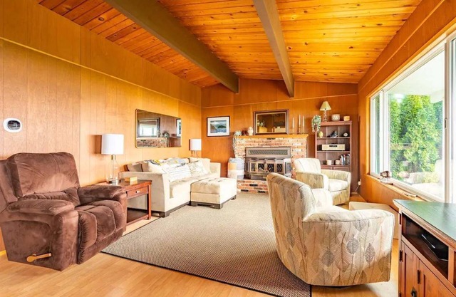 An Exciting Salish Escape w/ Waterfront View