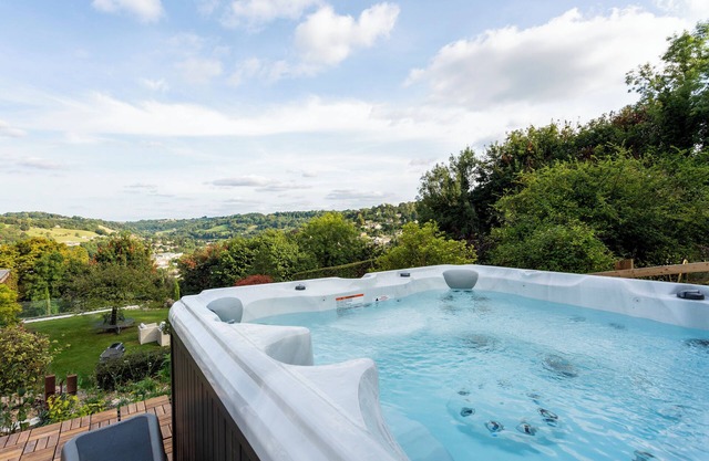 An extraordinary residence boasting 5 bedrooms, located in the charming village of Brimscombe