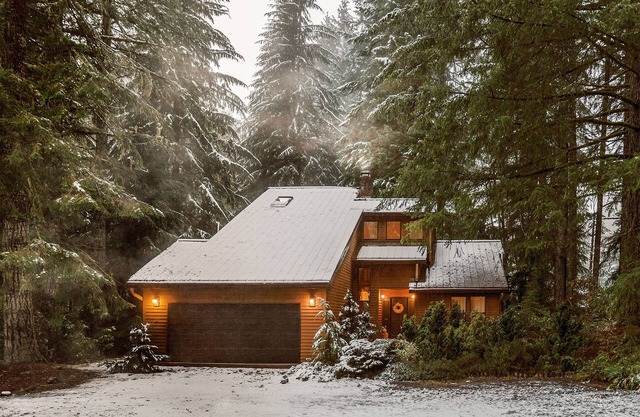 An Idyllic Modern Cabin tucked away in a private PNW forest with Hot Tub