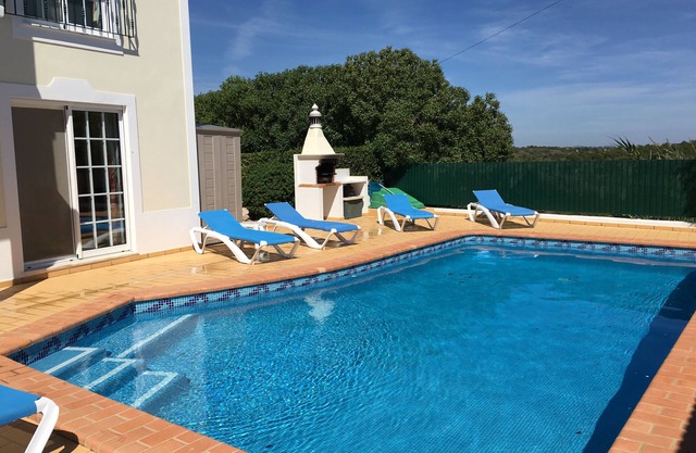 Eine beeindruckende Villa mit privatem Pool, Klimaanlage, weitläufigen Gärten und kostenfreiem WLAN