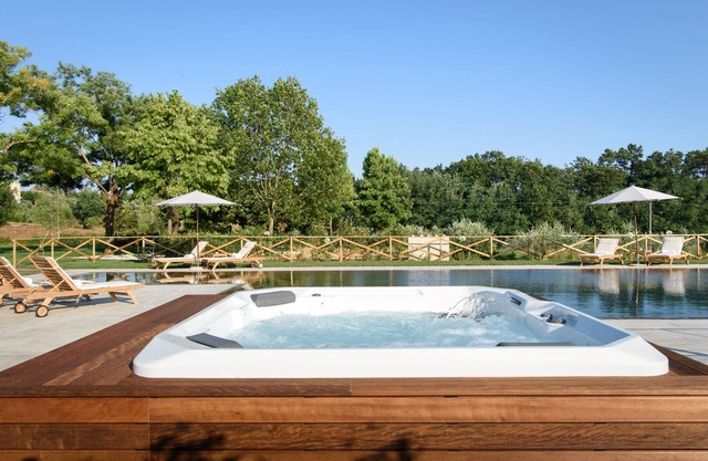 Stunning Tuscan villa with swimming pool and 2 jacuzzis 10 minutes from Lucca