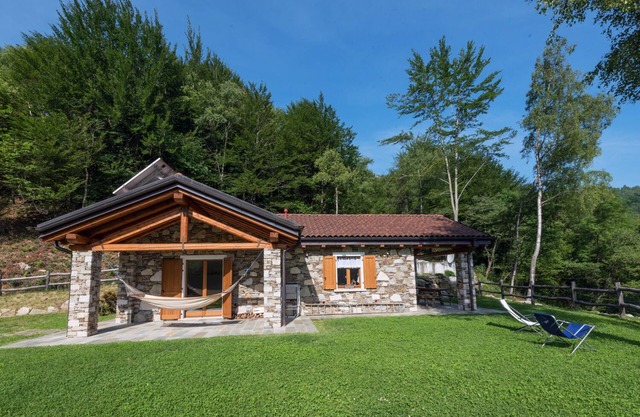 Eine Oase mitten in der Natur: Geschmackvoll möbliertes 3-Zimmer-Steinhaus mit Schwimmteich