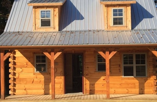 Ein Outdoor-Luxus-Hüttenabenteuer "The Hampton" Amish-Built Log Cabin