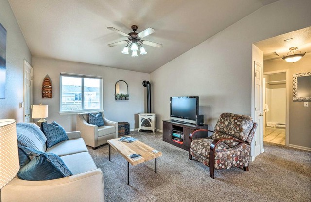 Anacortes Condo about 1 Mi to Marina and Fidalgo Bay!