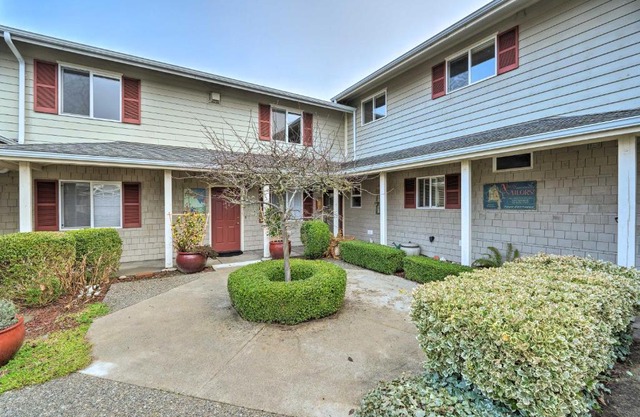 Anacortes Condo - Walk to Town, Marina, and Bay!