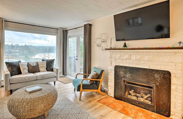 Anacortes Home: Short Walk to Similk Bay!