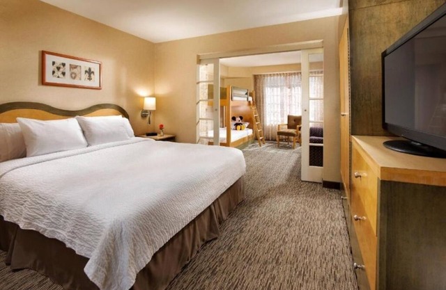 Anaheim Family Suite: Steps from Disneyland with Pool & Free WiFi!