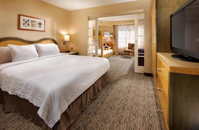 Anaheim Family Suite: Steps from Disneyland with Pool & Free WiFi!