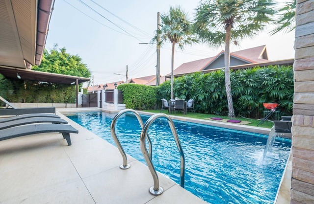 AnB Poolvilla Grand Modern 3BR Jomtien für 10 Personen