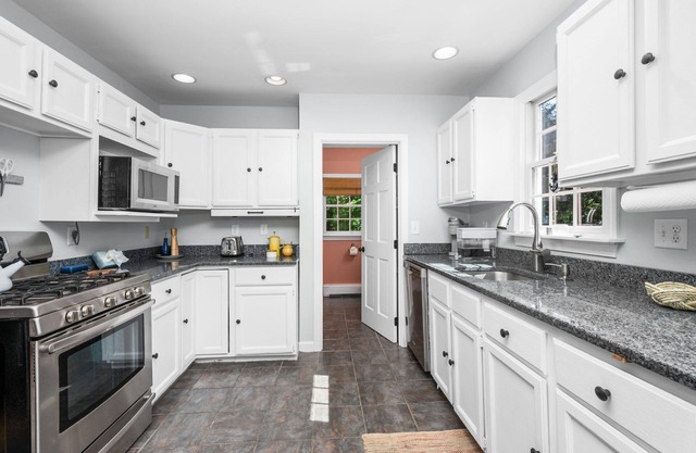 Anchor House: Cozy Bayside Retreat Near Gray's Beach with Yard, Linens & Classic Cape Charm