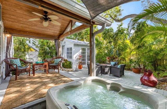 ANCHORS AWAY ~ Cheerful 1 BR, 1 Ba Condo with Private Hot Tub in The Meadows!