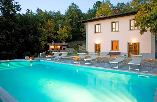 Antike Landvilla mit Pool in den Hügeln der Toskana, umgeben von Wäldern