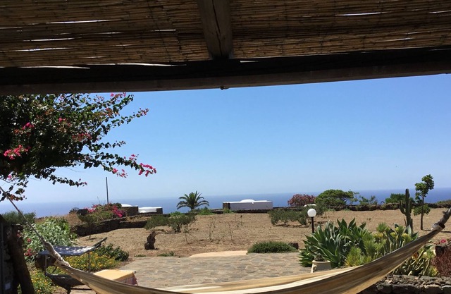 Altes Dammuso in Pantelleria mit Seeansicht