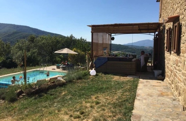Altes Gebäude im Herzen der toskanischen Hügel mit Swimmingpool und Panoramablick