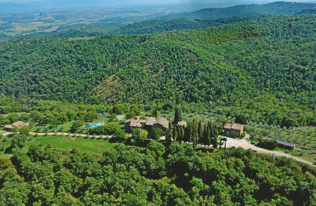 Alter Weiler in herrlicher Panoramalage, eingebettet in grüne Wälder und Hügel, wenige Kilometer vom