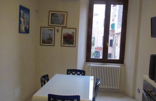 Alte umgebaute elegante 65 Mq Wohnung in der alten Mitte Endependant Eingang
