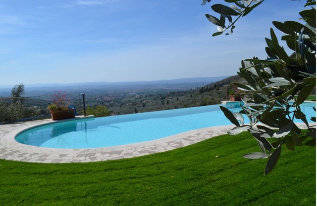 Natursteinhaus in Panoramalage bei Arezzo, Privatpool mit Wasserfall, ideal für 2 Familien oder Freu