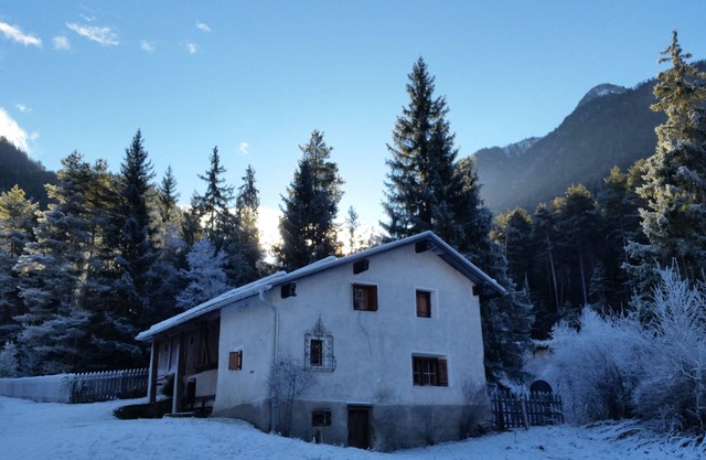 Alte typische aber sehr bequem Engadinermühle nähe des Waldes