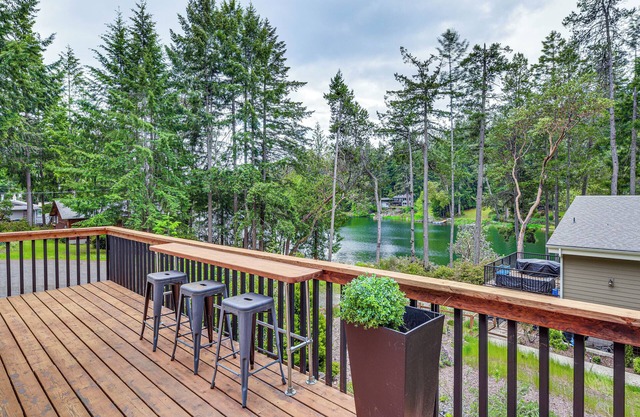Anderson Island Home w/ Deck: Steps to Lake!